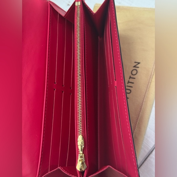 NEW Hot Pink Vernis Portefeuille Sarah
Monogram Long Wallet - Picture 11 of 16